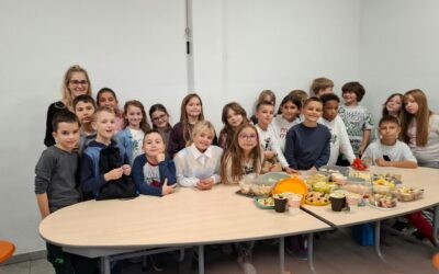 Mala škola zdravlja: Trećaši smućkali najslađu voćnu salatu!